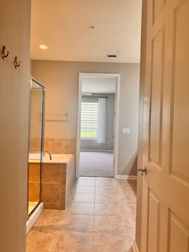 Building Photo - Condominium for rent