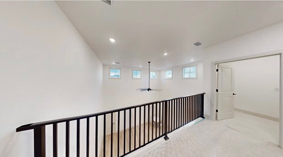 Building Photo - 5902 S Bellview Rd