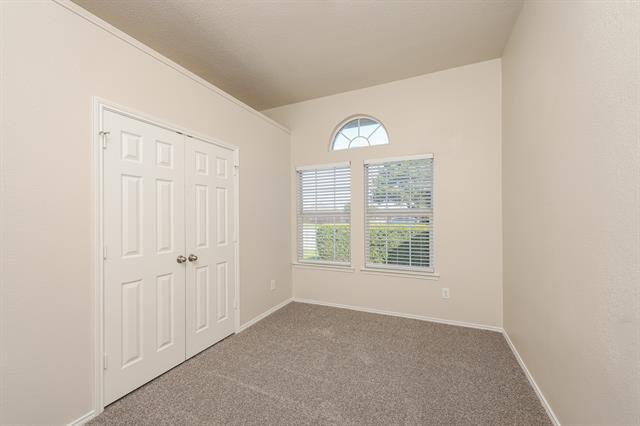 Building Photo - 328 Willow Creek Dr