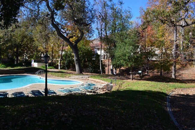 Building Photo - 667 Arroyo Oaks Dr