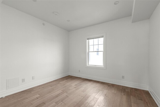 Building Photo - 22 Sagamore Hill Dr
