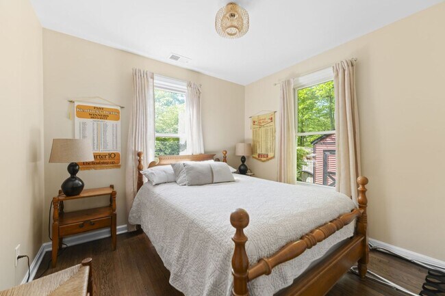 Building Photo - 3 Bedroom Furnished in Oldham County