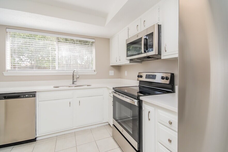 Building Photo - 6027 Leafwood Cir