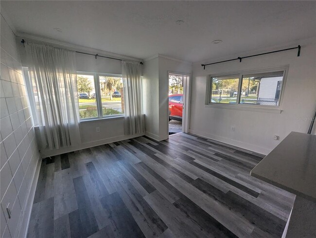 Building Photo - 928 S Bumby Ave