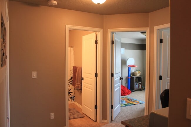 Building Photo - Spacious 3 Bedroom In Stansbury Park- Show...