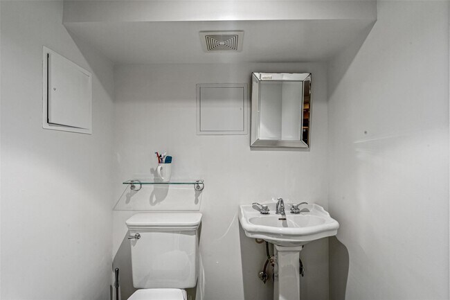 Building Photo - 9 Wyngate Pl
