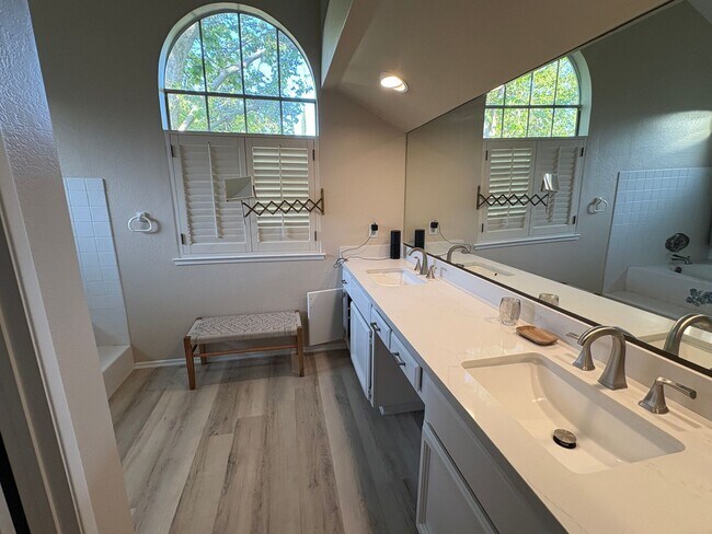 Building Photo - 1818 Stratton Cir