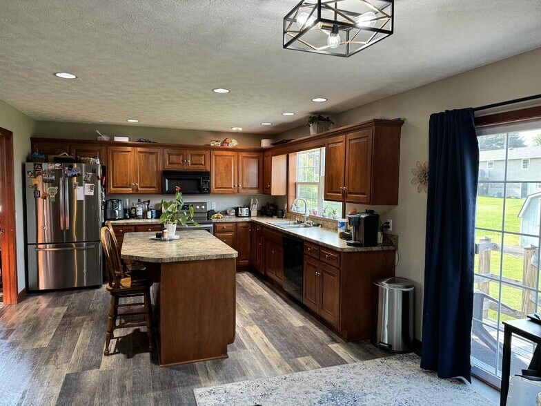 Building Photo - 4 Compass Point Ct
