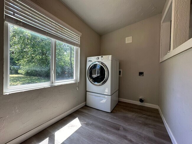 Building Photo - 3208 NW 30th St