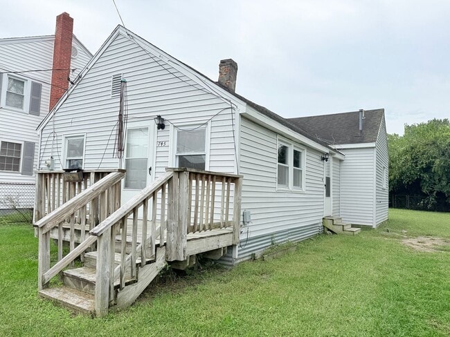 Building Photo - 2 bed, 1 bath Seaford Home with a Private Yard!