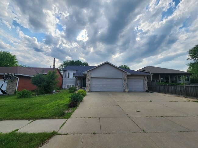 Building Photo - 5bd 3ba Available in Eastern Sioux falls