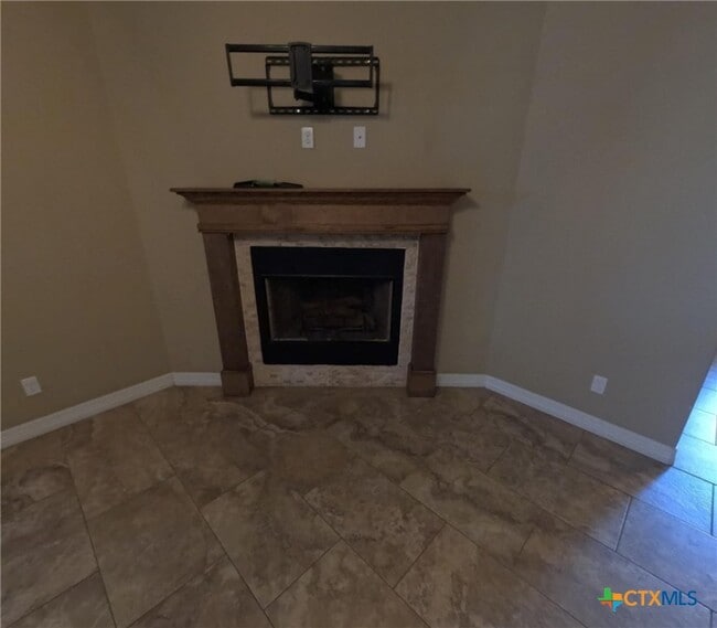 Building Photo - 2902 Lenora Dr