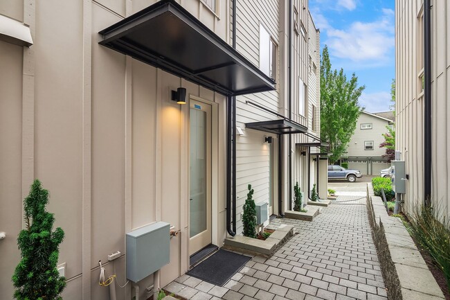 Building Photo - Bryant/Ravenna Townhouse