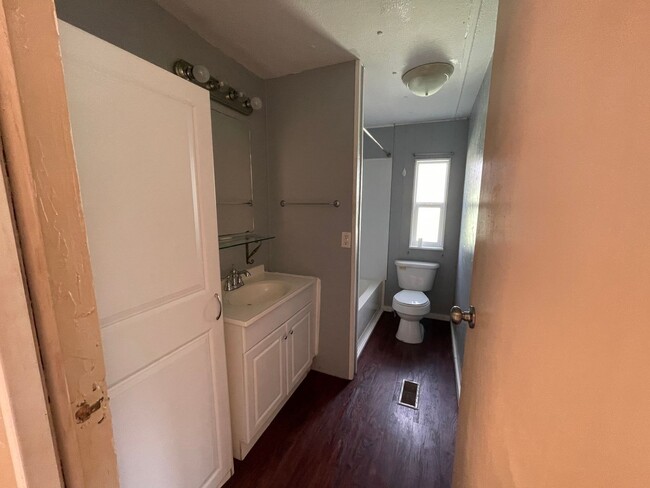 Building Photo - 2 bedroom 2 bath mobile walking distance to restaurants and stores