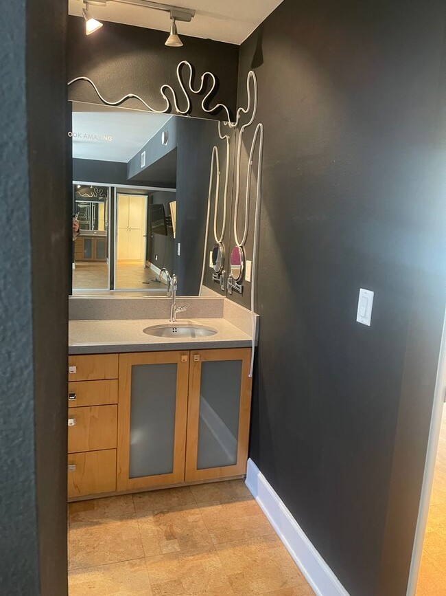 Building Photo - Hollywood Luxury 2 Bed Condo!