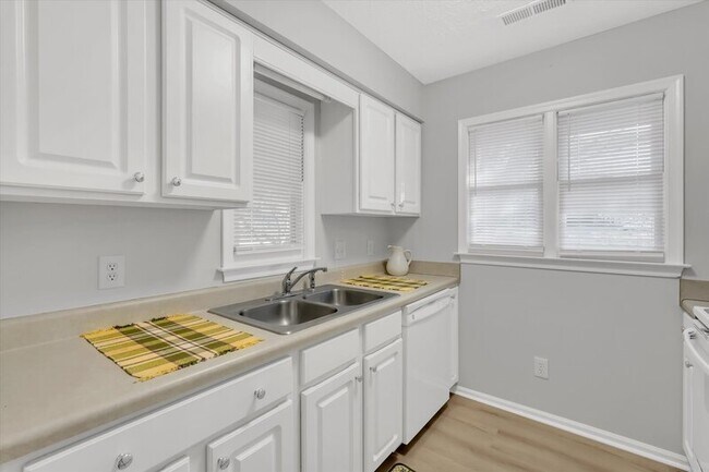 Building Photo - 2811 Edridge Ct