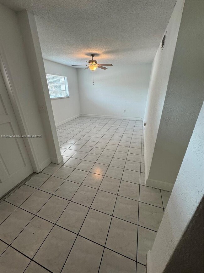 Building Photo - 921 W 80th Pl