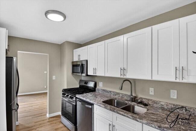 Building Photo - $1500 3 bedrooms