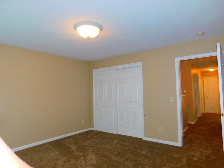 Master Bedroom 17.6x12 - 54 Barrington Ct