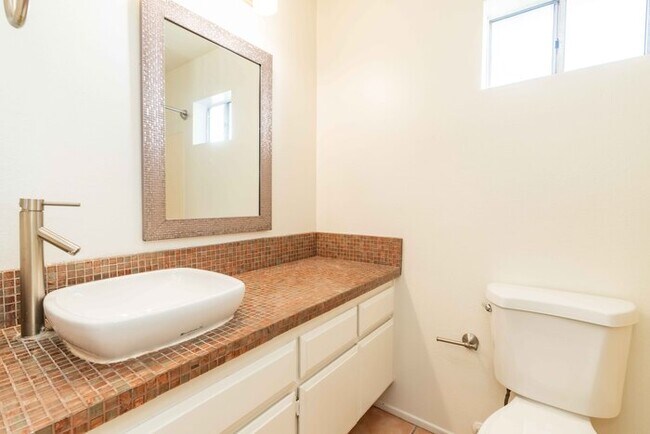 Building Photo - Beatiful house next to golf course.