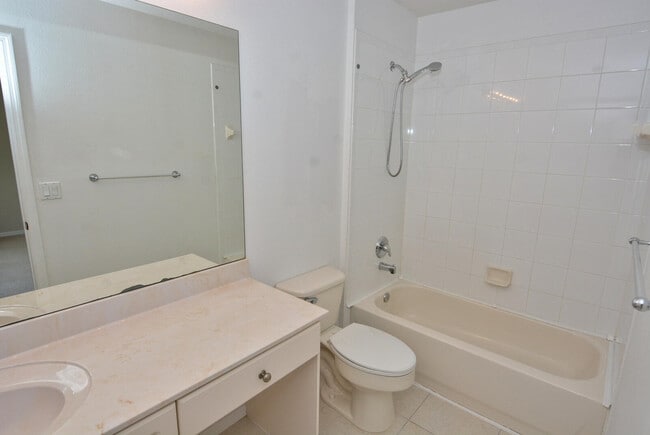 Building Photo - 2138 SE Grand Dr