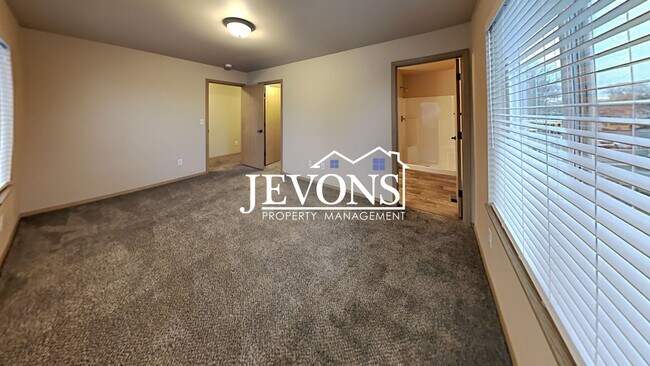 Building Photo - 702 N 29th Ave