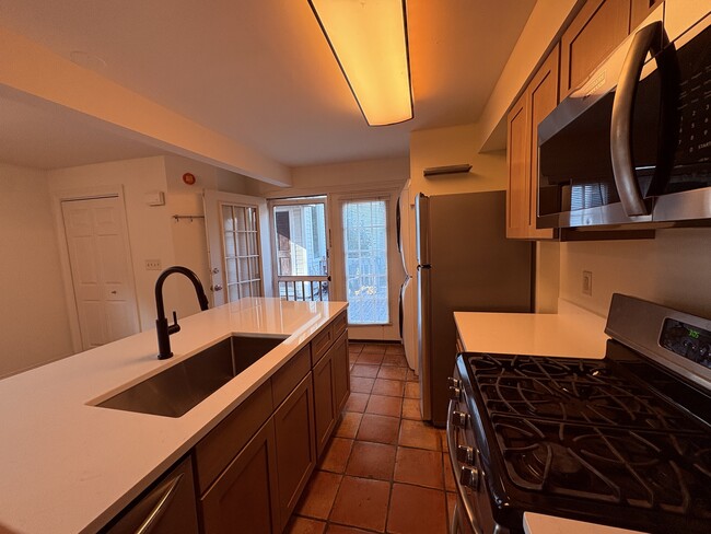 Building Photo - 1717 Upperline St