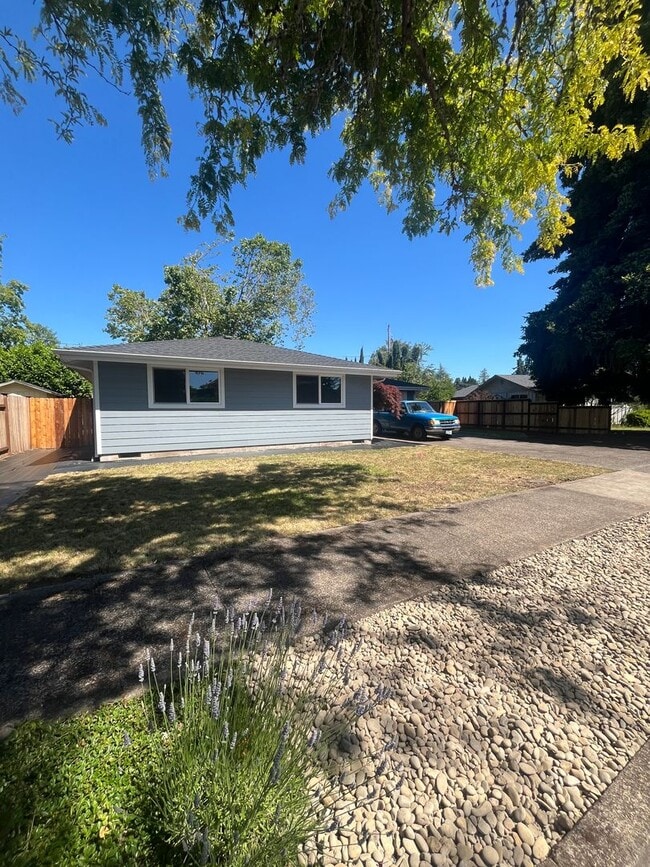 Building Photo - 3-Bedroom 2-Bathroom home in Eugene. Full Remodel!