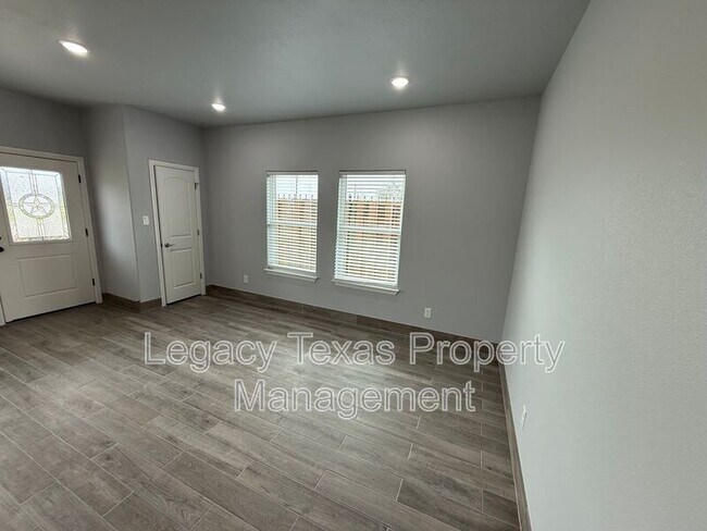 Building Photo - 910 Fuller Ave