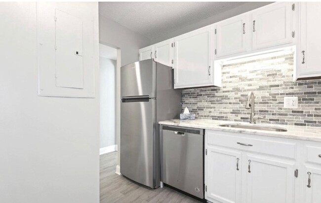 Building Photo - Renovated Herndon Condo