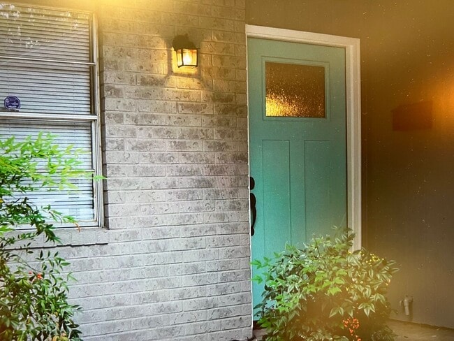 Building Photo - LIVINGSTON2701-03