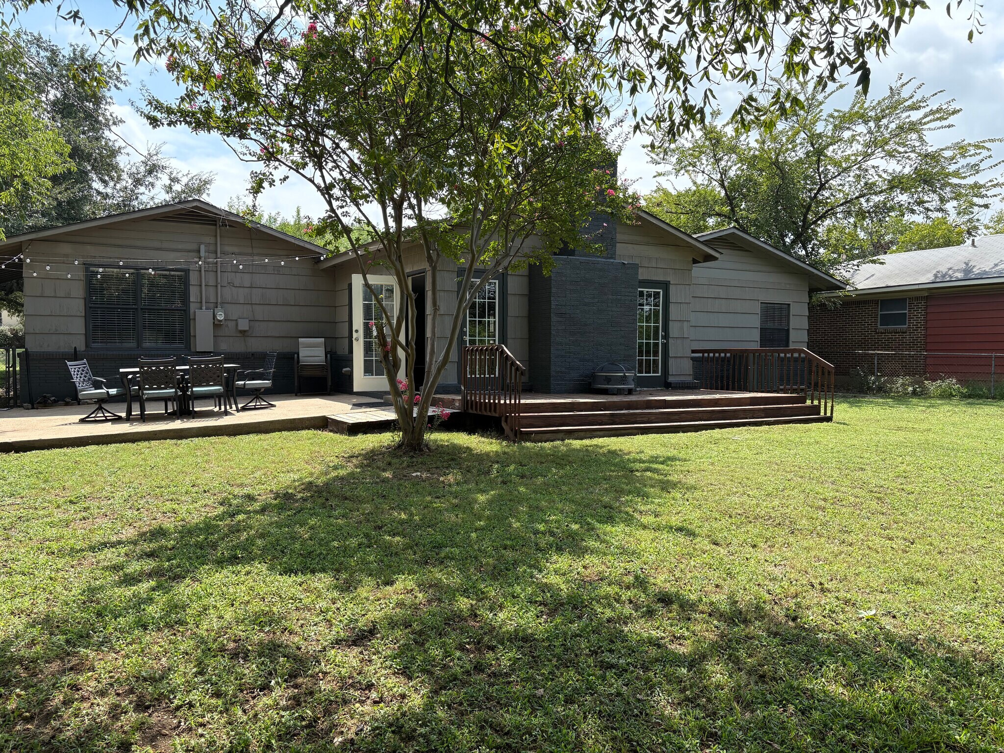 Building Photo - 3644 W Seminary Dr