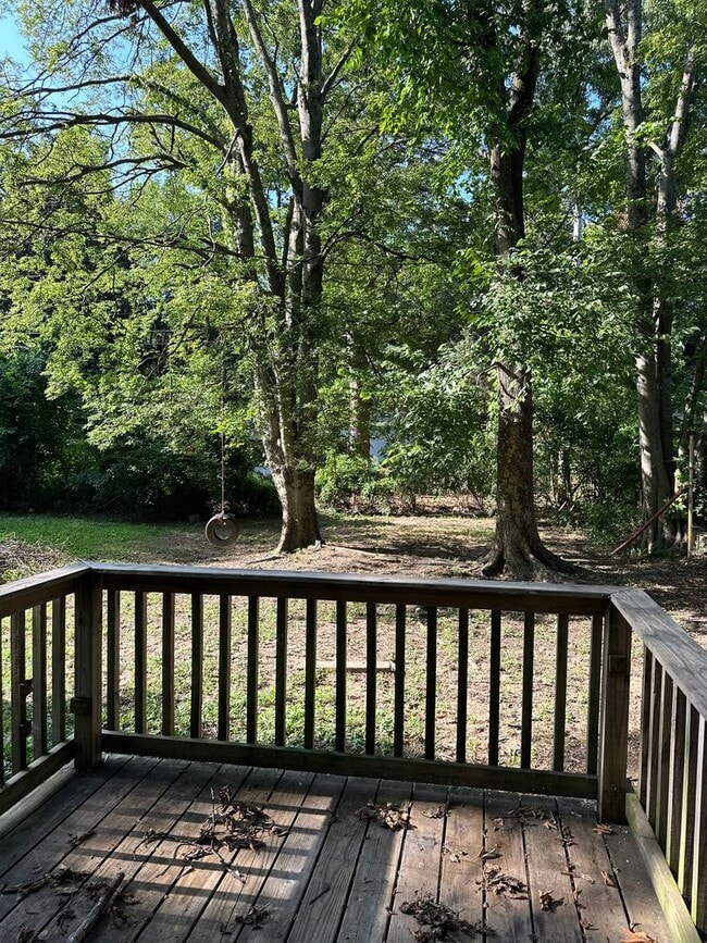 Building Photo - $1000 move-in special