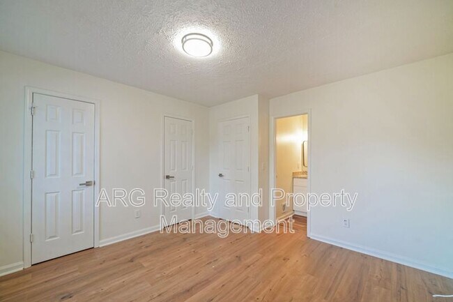 Building Photo - 7042 Oakhill Cir