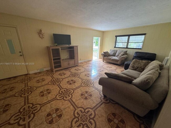 Building Photo - 3 bedroom in Miami FL 33169
