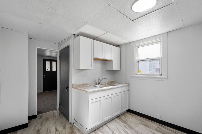 Building Photo - MOVE IN SPECIAL! SCORE HALF OFF 1ST MONTH'...