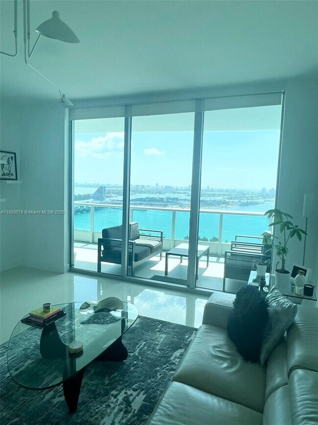 Building Photo - 900 Biscayne Blvd