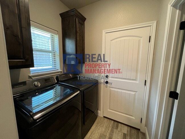 Building Photo - Stunning 3 Bed 2 Bath Home in Gated Lakesi...