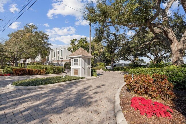Building Photo - 5010 Bayshore Blvd