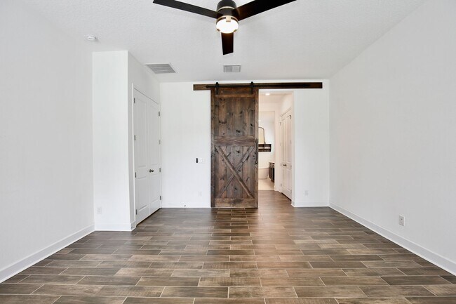 Building Photo - Elegant 5-Bedroom Pool Home for Rent in Sa...