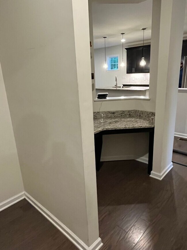 Building Photo - Large Executive 5 Br 3.5 Bath Home in Weym...