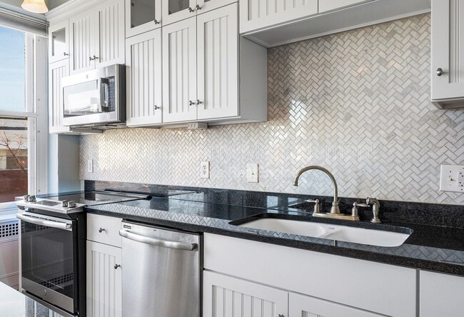 Building Photo - 212 E Clay St