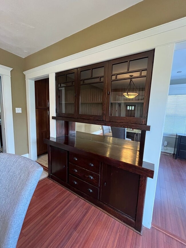 Building Photo - House: 2 Bedroom with Den , 2 Bath and pri...