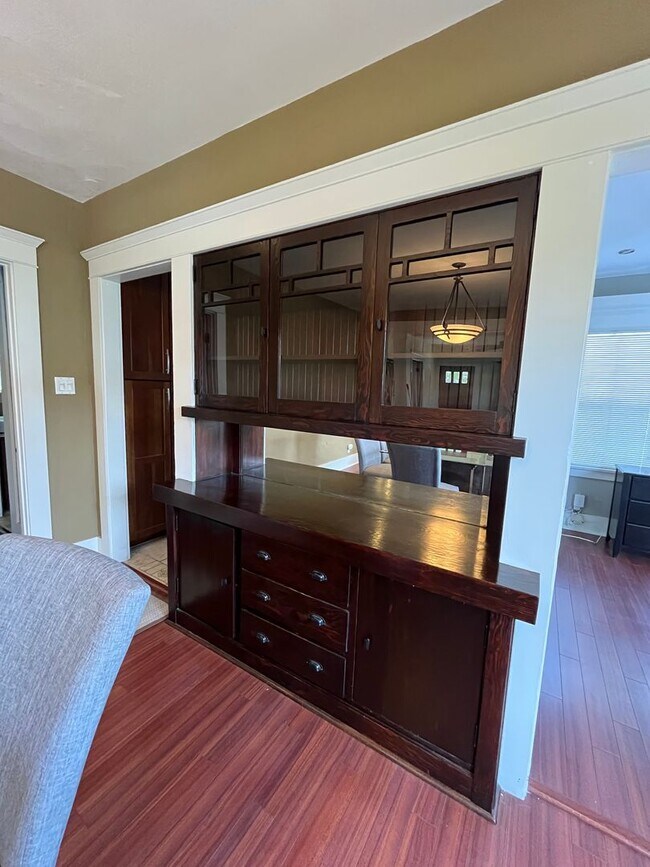 Building Photo - House: 2 Bedroom with office, 2 Bath, Gara...