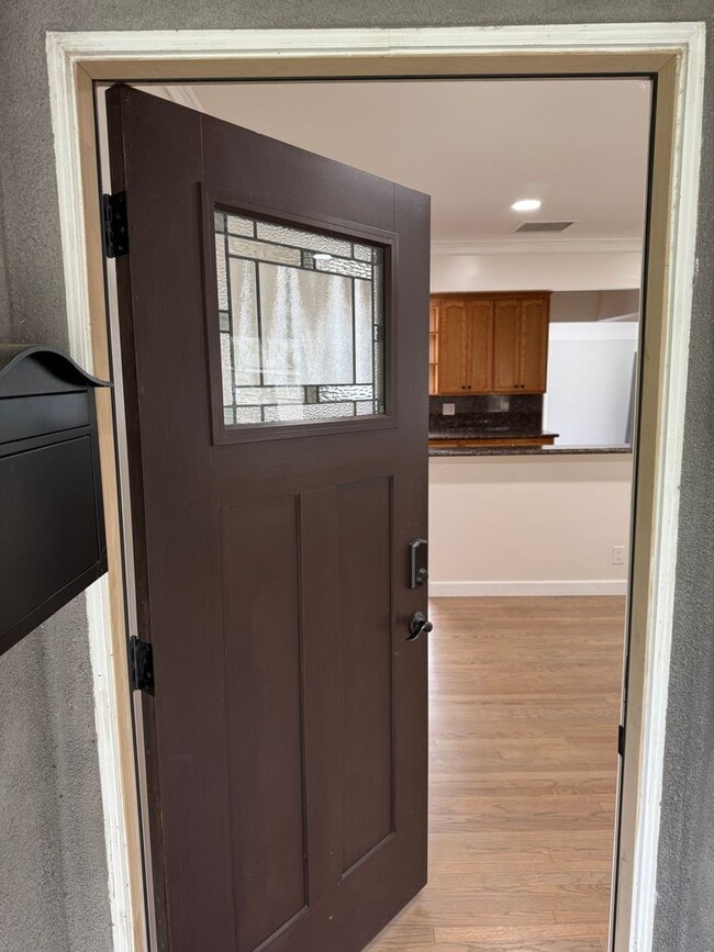 Building Photo - Beautiful 3 bedroom 2 bath Pool Home...  this one is a SHOW STOPPER