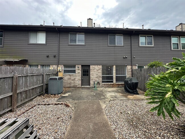 Building Photo - 2204 Gemini St