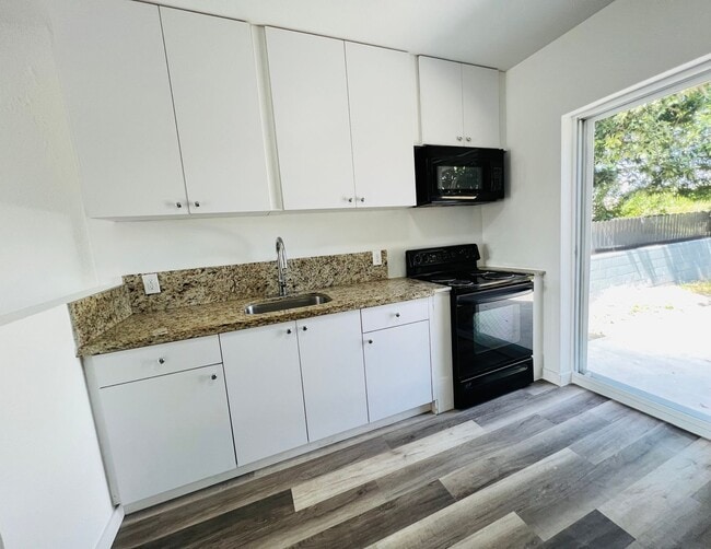 Building Photo - Fabulous Renovation! Gorgeous Three Bedroom and One Bath Home!