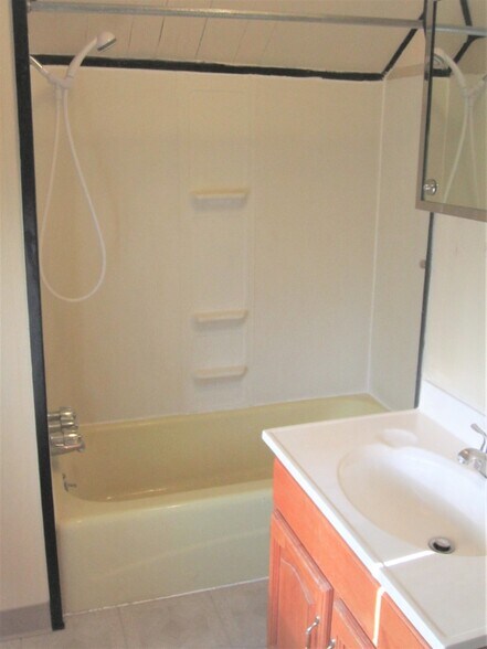 Building Photo - 2421 Beechwood Blvd