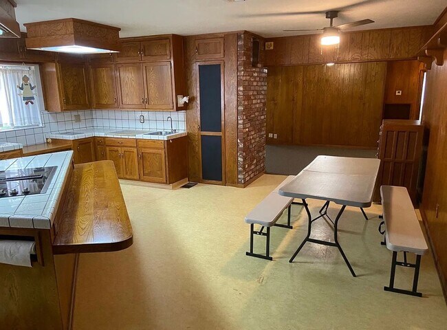Building Photo - 3 bedroom, 2 bath westside Porterville