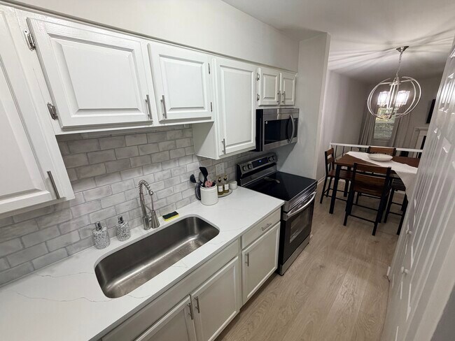 Building Photo - 808 Kendall Dr